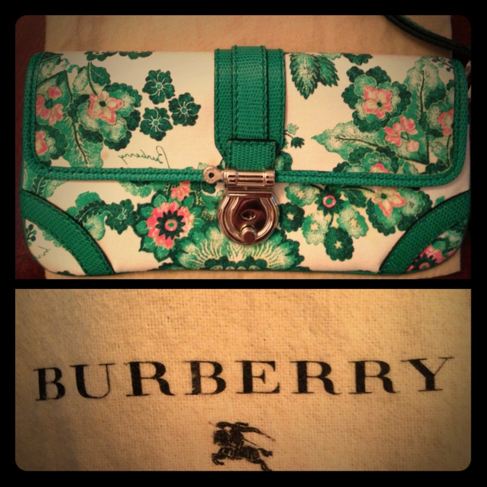 🎀 Authentic Burberry Clutch 🐝
